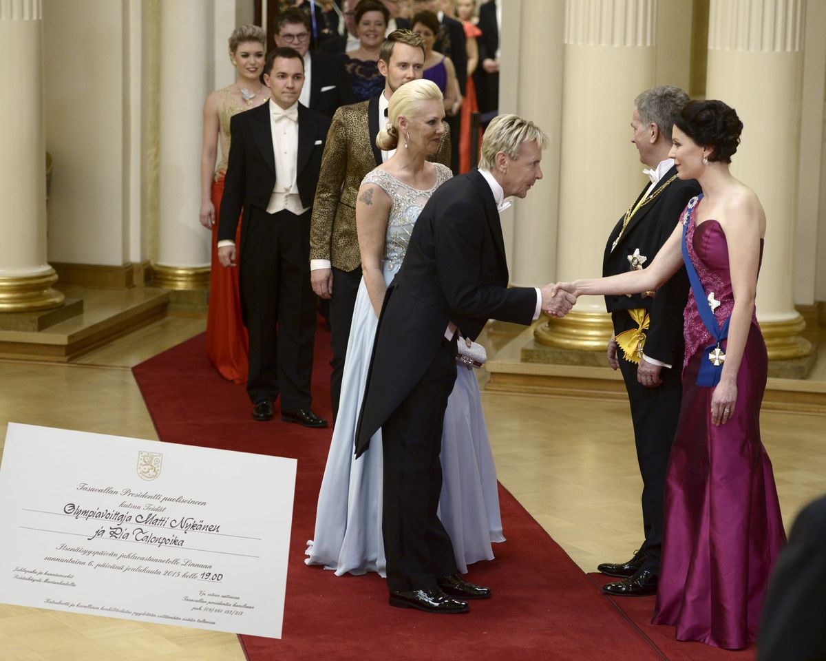 Pia ja Matti Nykänen Soome presidendi Sauli Niinistö ja proua Jenni Haukio vastuvõtul 6. detsembril 2015. Kõrval kutse, millele kogemata on kirja pandud Pia neiupõlvenimi.
Foto: