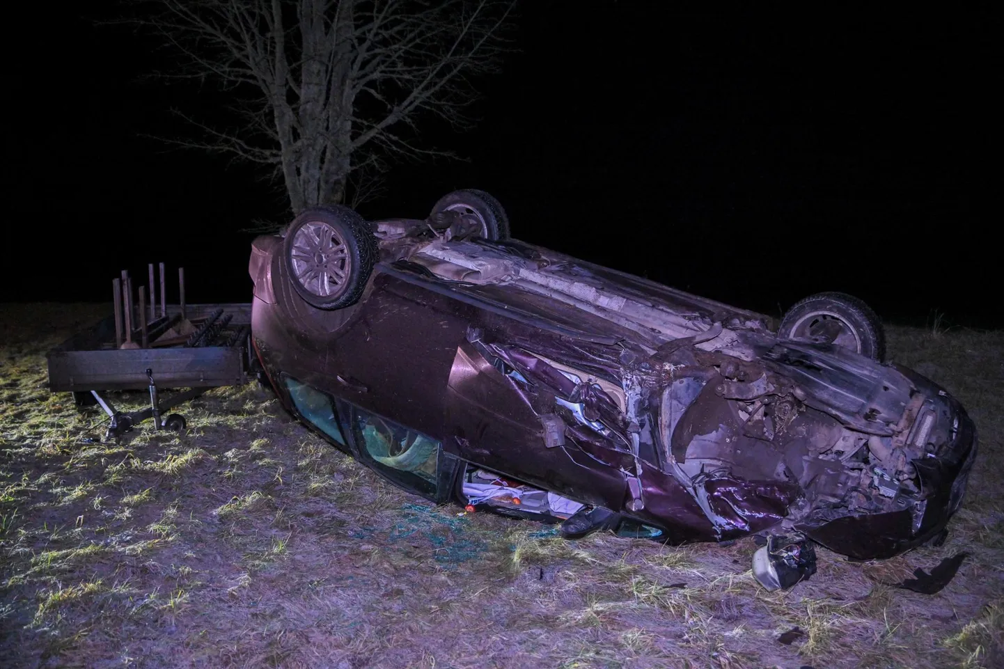 Viljandimaal Põhja-Sakala vallas sõitis järelkäruga sõiduauto teelt välja ja rullus katusele.