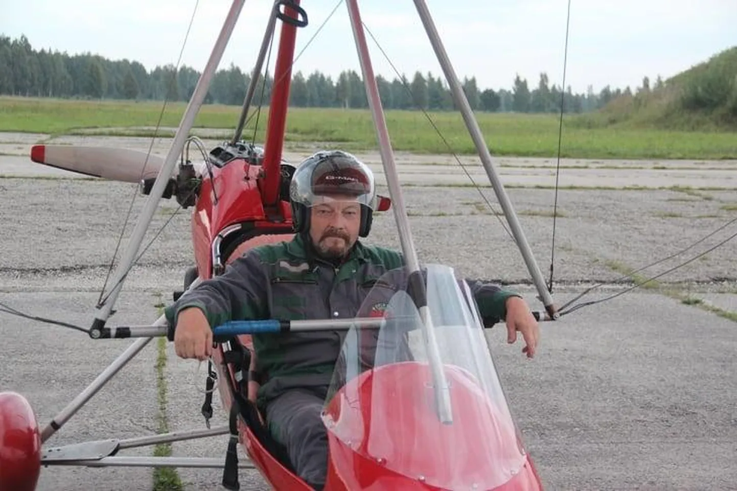 Lääne-Virumaal sõidab ülikergõhusõidukiga ringi Mäidu Maurus, kes põrutab oma motodeltaplaaniga taevastesse kõrgustesse, et pildistada ja põllulappe hinnata.
