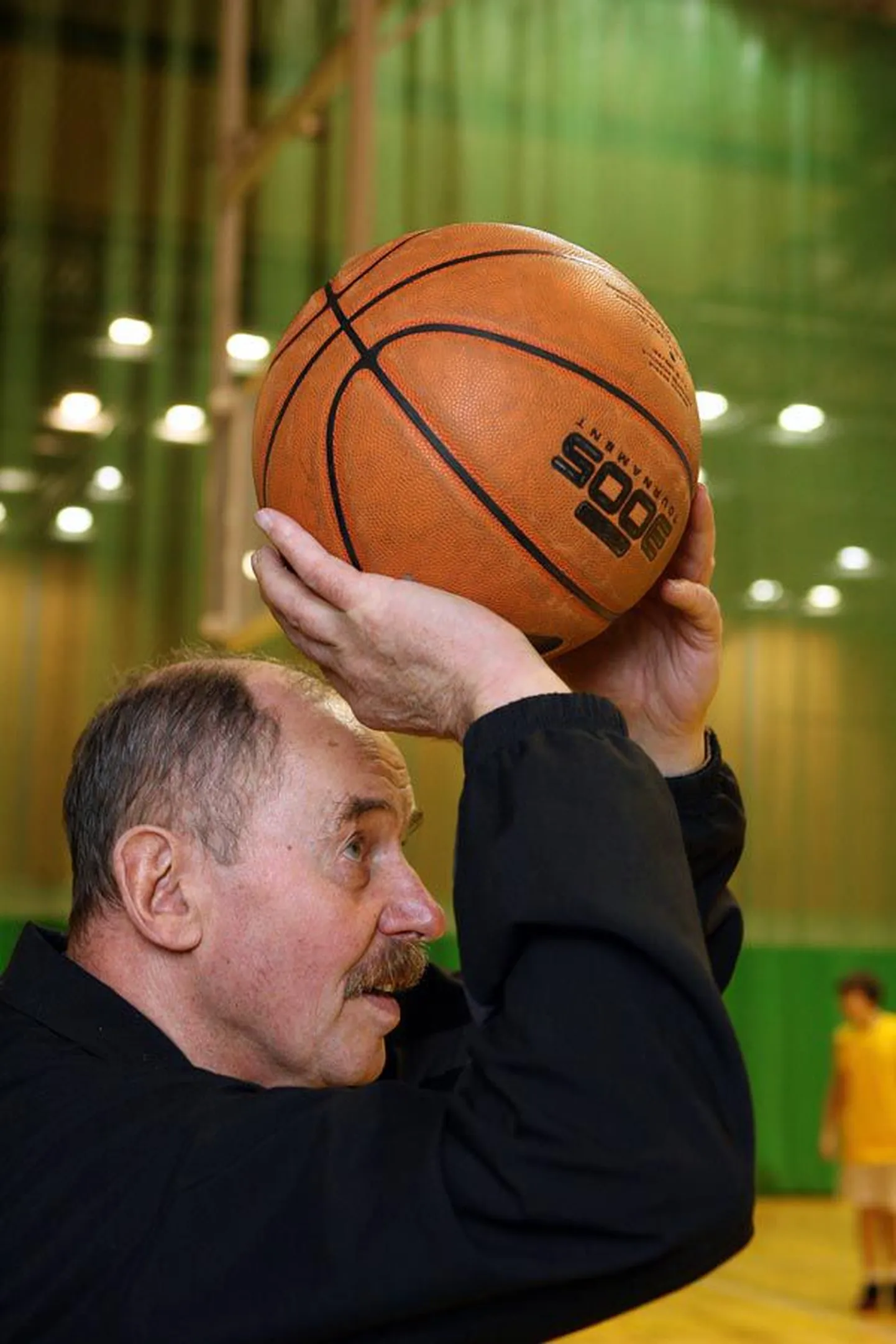 31 aastat Viljandis korvpallitreeneri ametit pidanud Andres Tamm jäi aasta algul ametlikult pensionile, aga kuni spordikooli leitakse talle kaua otsitud asendaja, ei luba süda spordimehel oma õpilasi hooletusse jätta.