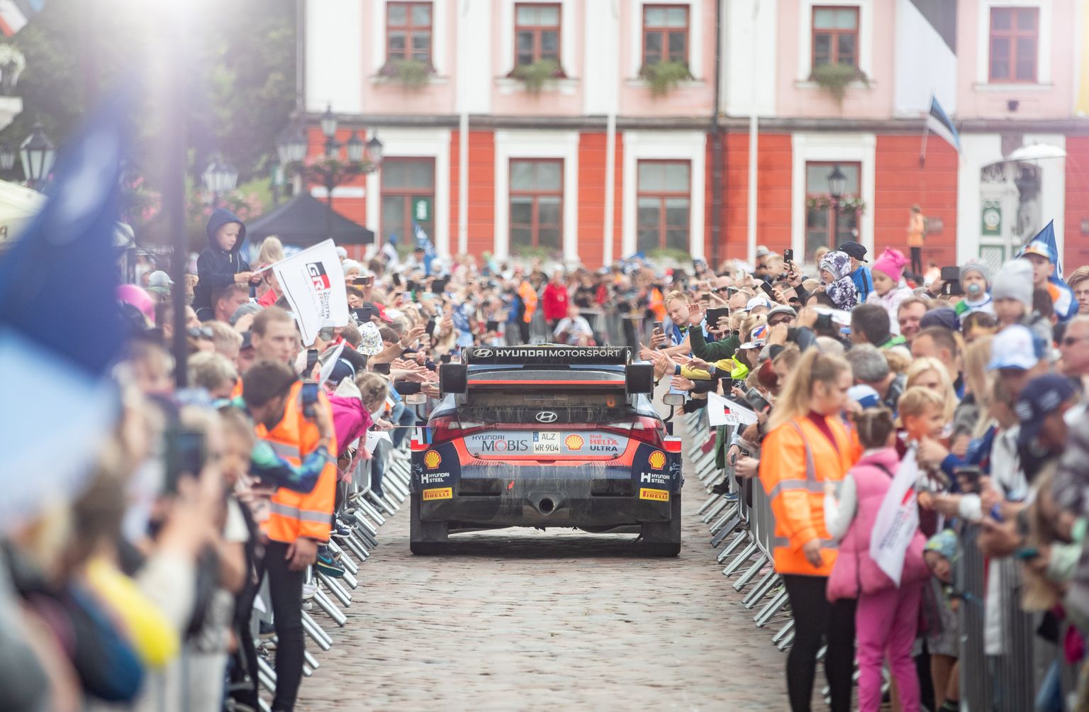 Rally Estonia finišipoodium 2022. aastal. Pildil Ott Tänak ja Martin Järveoja.