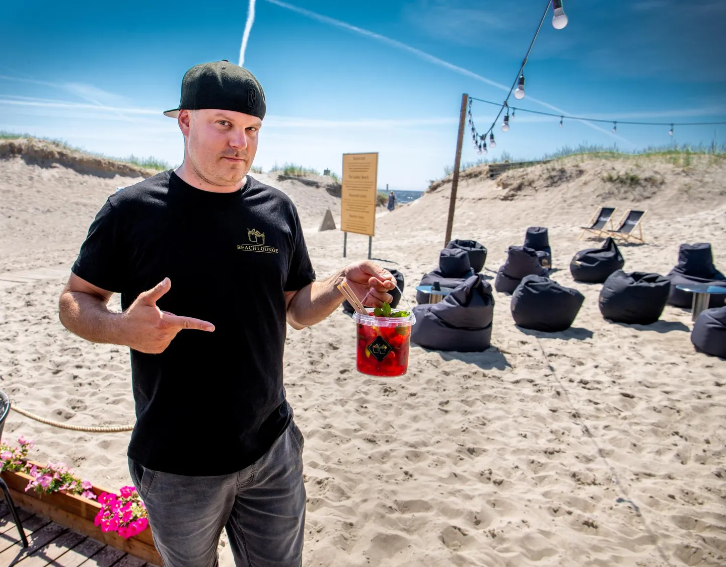 Sten Siinmaa sõnutsi on idee kokteile 1,25-liitriste ämbritega müüma hakata pärit Taist, kus see oli väga populaarne.