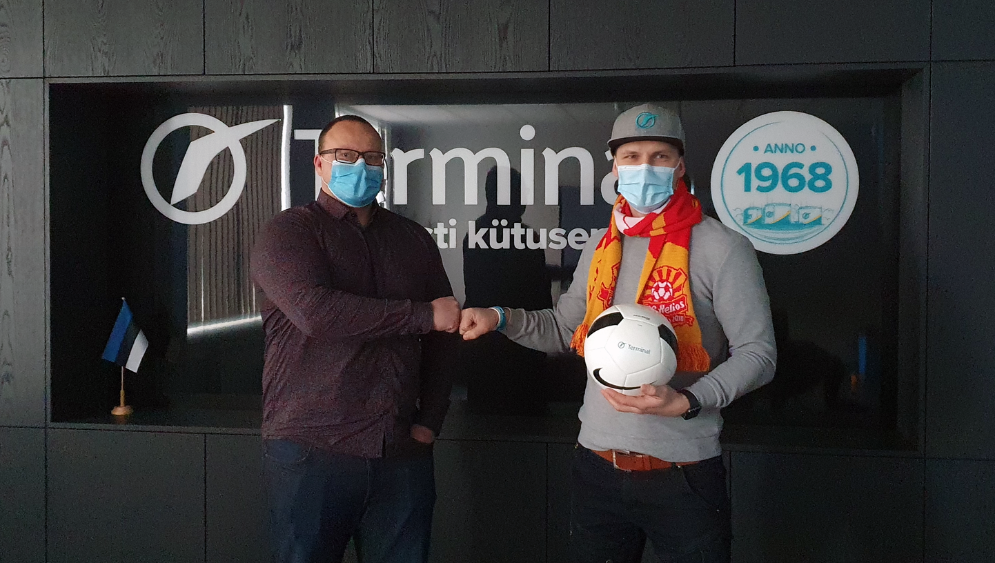 Võru FC Helios tegevjuht Jaanus Vislapuu (vasakul) ja Terminal Oil juhatuse liige Raido Raudsepp jäid mõlemad kokkuleppega rahule.