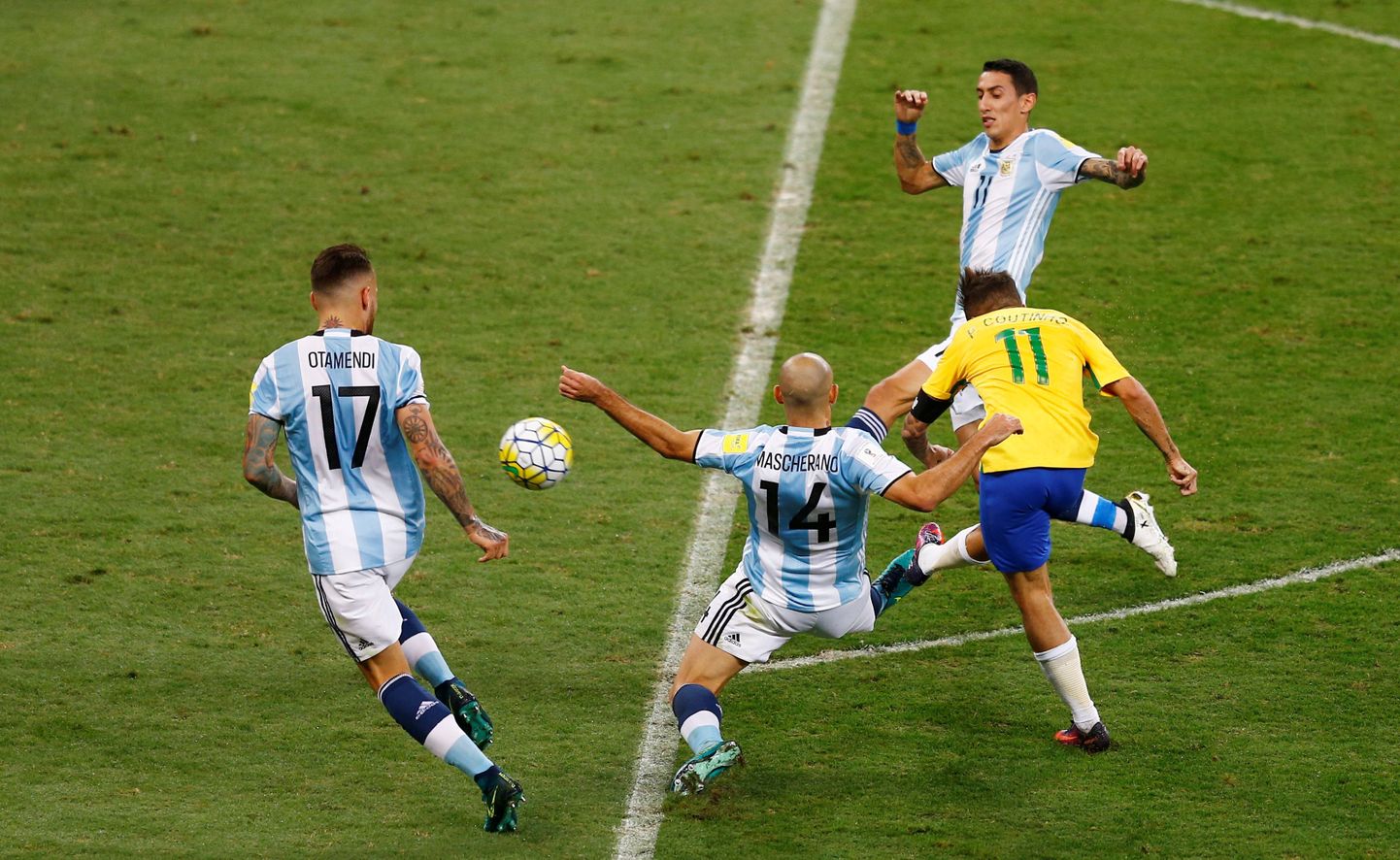 Philippe Coutinho (nr. 11) saadab kauglöögi Argentina väravasse.