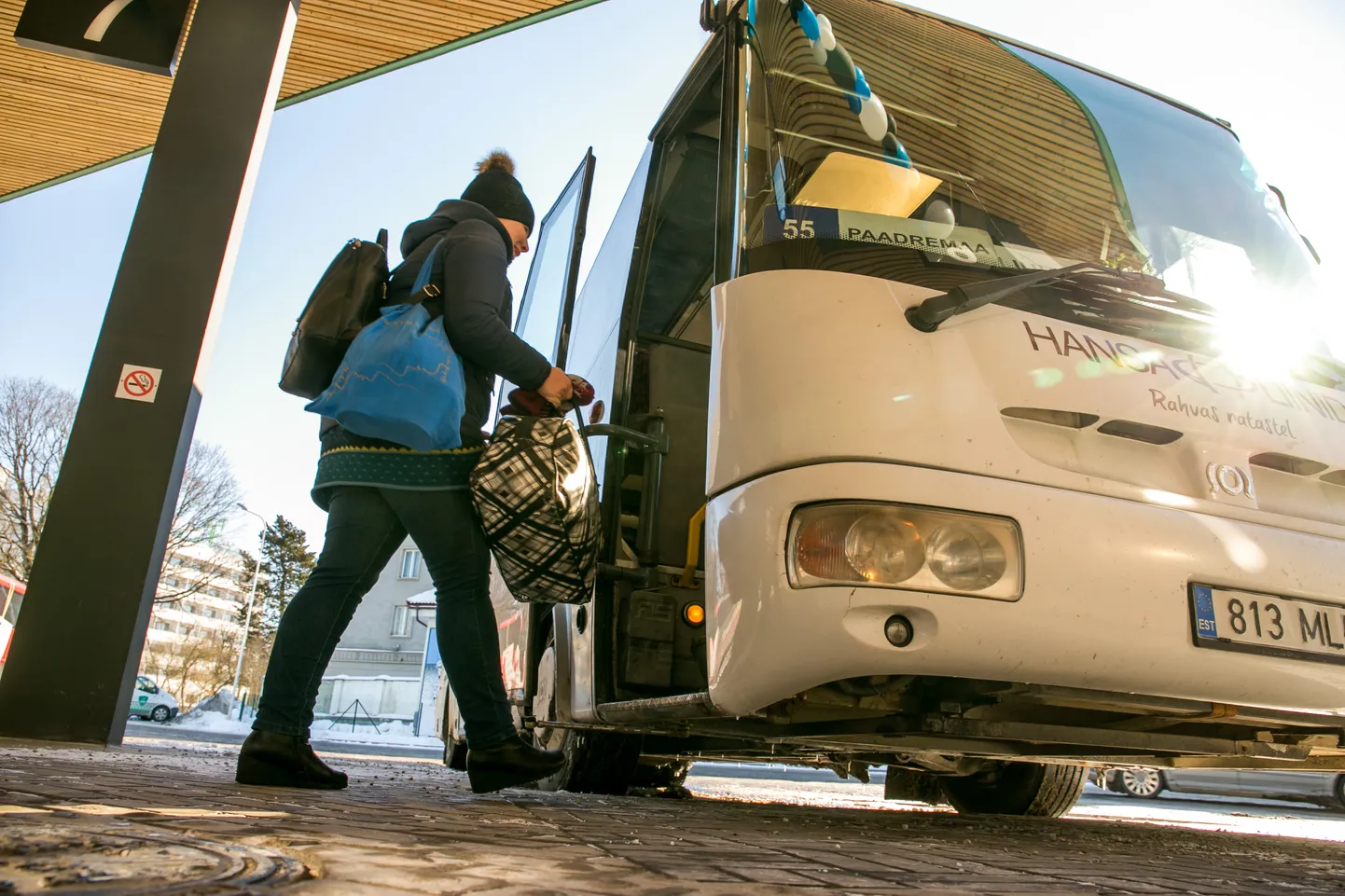 Buss ja reisija. Pilt on illustratiivne.