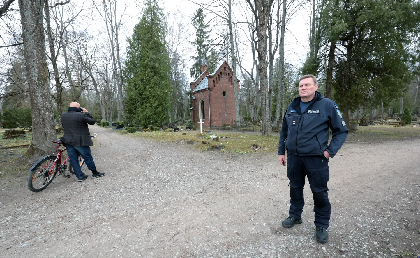 Politsei otsib eile Tartus Vana-Jaani kalmistul kadunud 89-aastast meest, keda viimati nähti pildil oleva kabeli taga pingil istumas. Eile pärastlõunast on mees aga jäljetult kadunud. Otsingute juht Lõuna prefektuuri Tartu piirkonnagrupi piirkonnapolitseinik Ergo Usar (paremal) ja kadunud mehe poeg pidasid täna ennelõunal aru, kust teda edasi otsida.