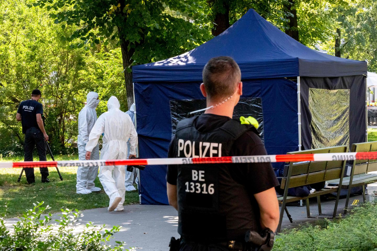 Saksa politseinikud Berliinis Tiergarteni pargis kohas, kus 23. augustil mõrvati tšetšeen Zelimhan Hangošvili.