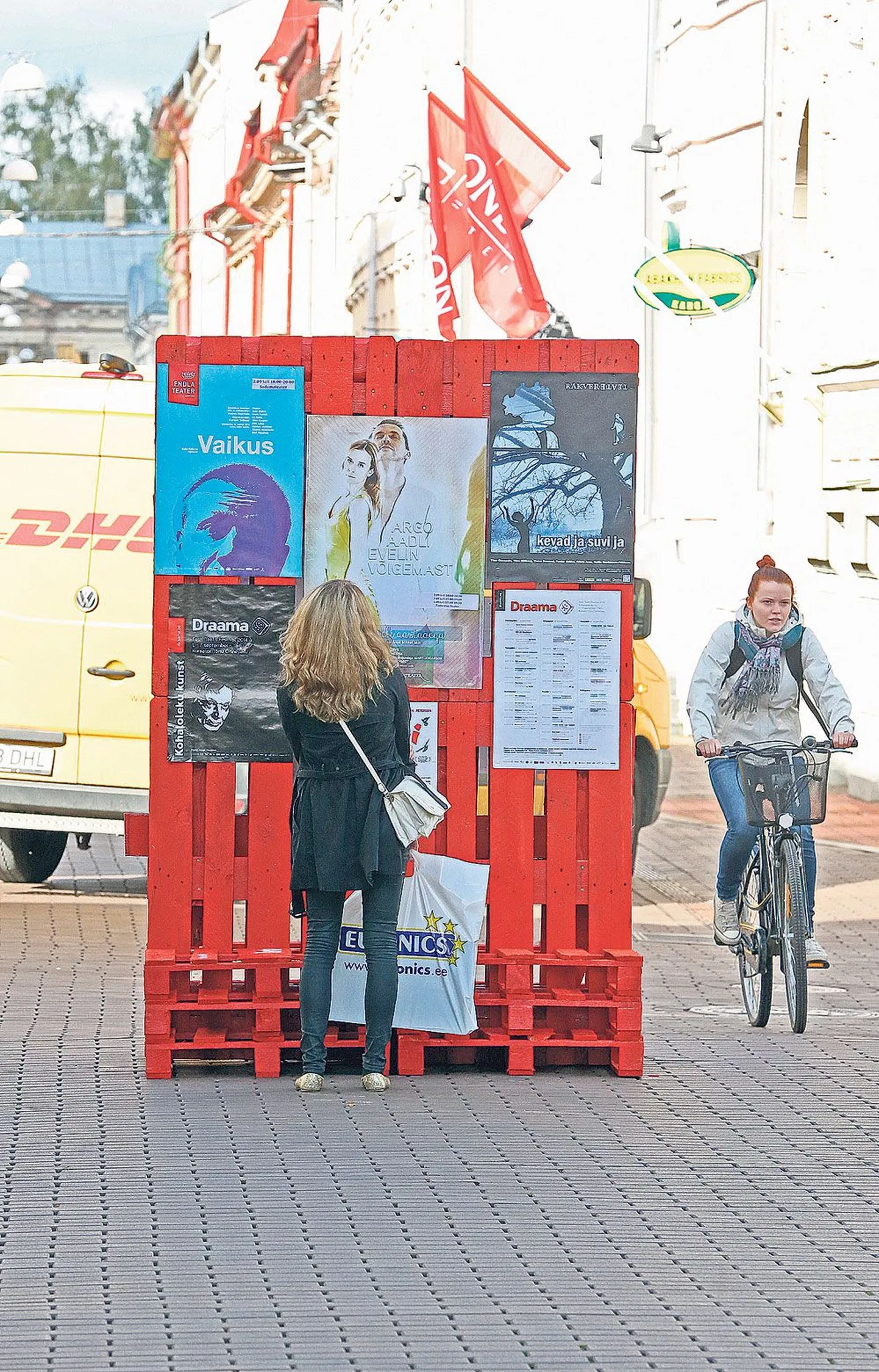 Teatrifestival Draama annab endast Tartu kesklinna tänavail märku punast karva kaubaalustega.
