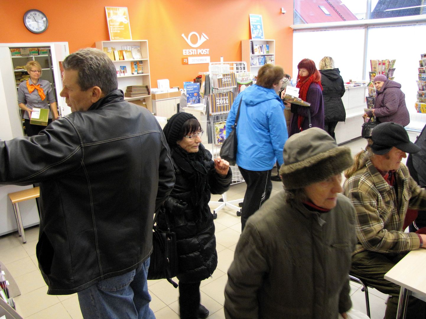 Täna kella 11.15 paiku oli Viljandi postkontoris korraga kümmekond inimest, aga mõni hetk hiljem oli neid juba poole vähem.