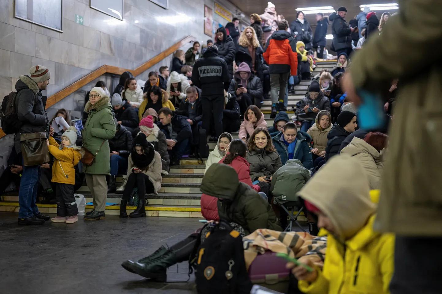 Inimesed metroos tänase raketirünnaku ajal varjul.