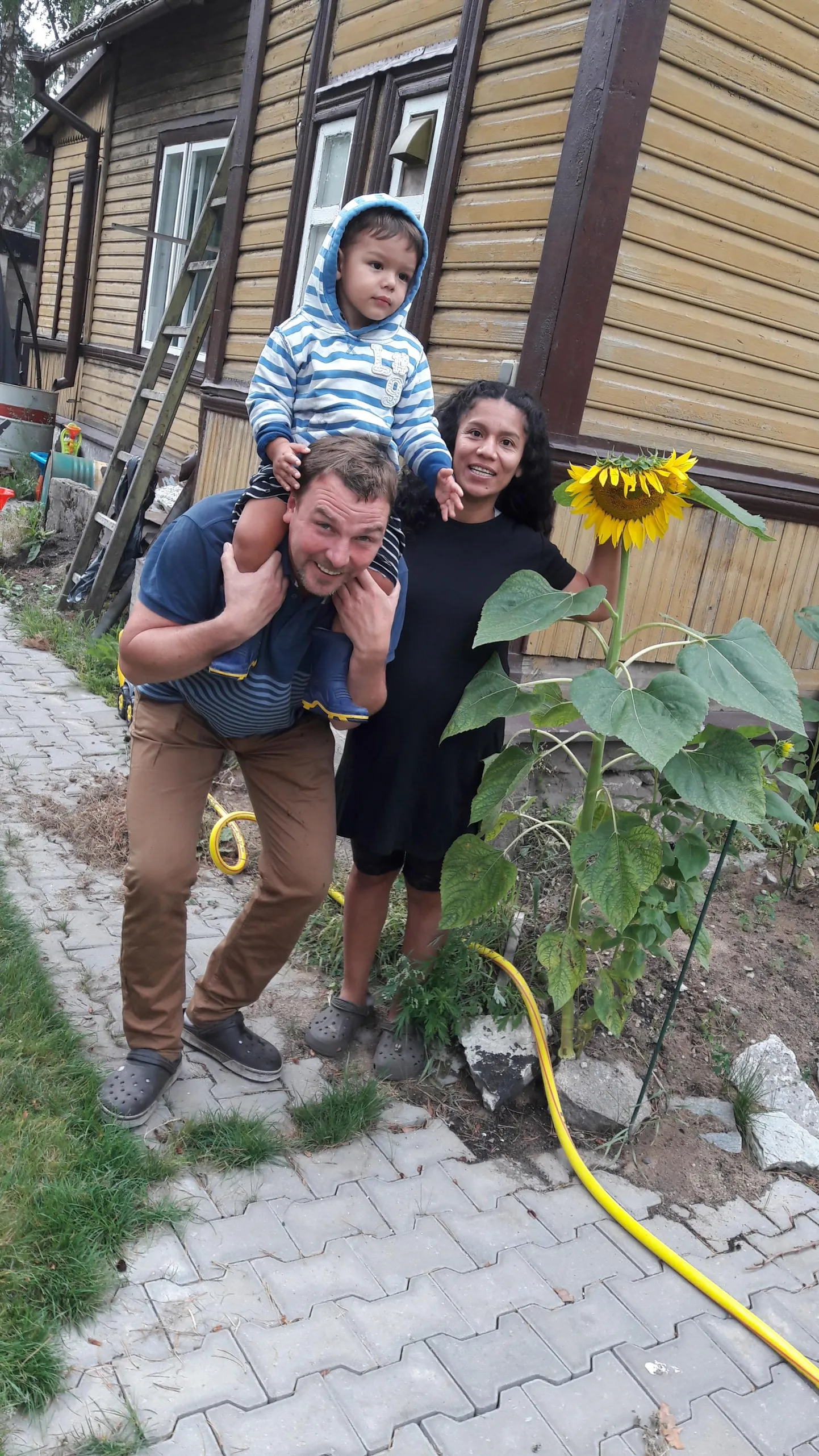 Kresside perekond oma Kivimäe kodu uksel. FOTO: Kairi Oja