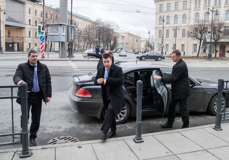 Peaminister Jüri Ratas asetas lilled Peterburi Tehnoloogiainstituudi metroopeatuse juurde