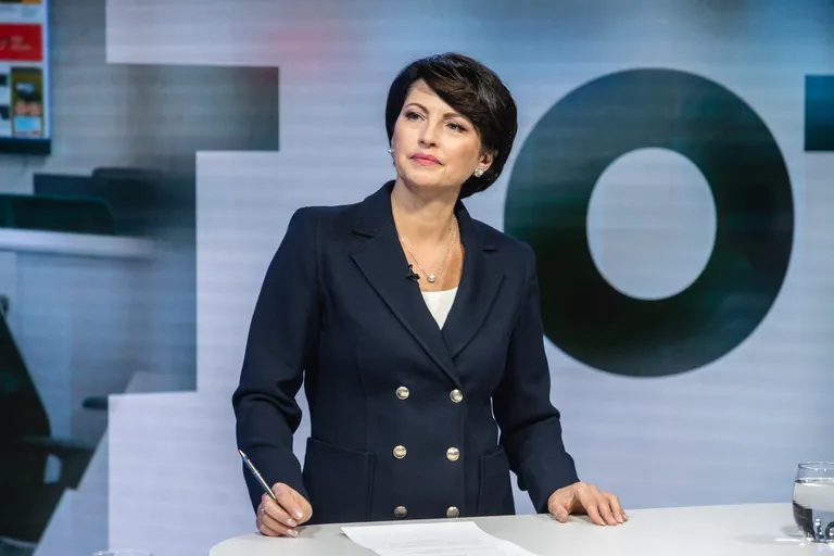 Студия Postimees: PÖFF – что в этом году пройдет по-другому? / Одежда ведущей: Tallinna Kaubamaja/ RIANI