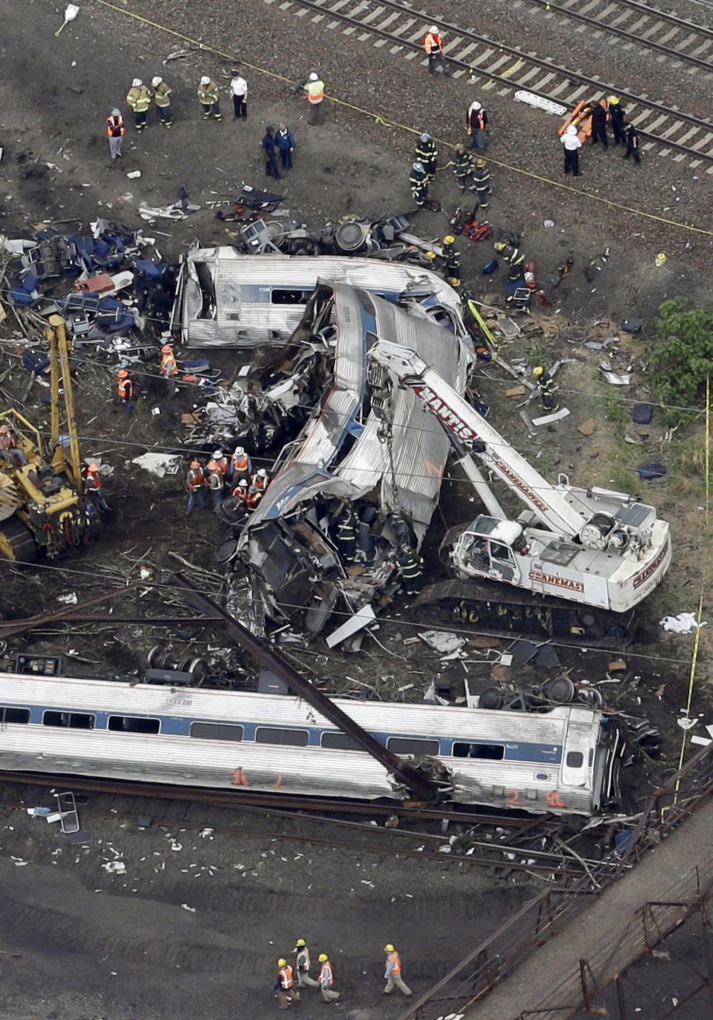 В Филадельфии поезд, превысивший на повороте скорость, сошел с рельс. Погибли 7 человек.