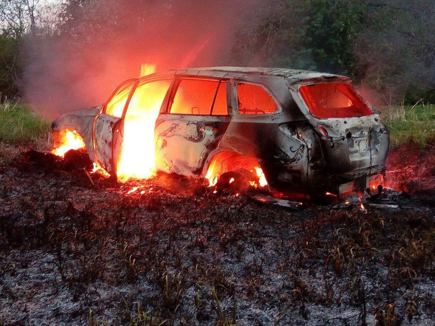 Lääneranna vallas Tamba külas hävis tules põllule sõitnud sõiduauto. Foto on illustreeriv.