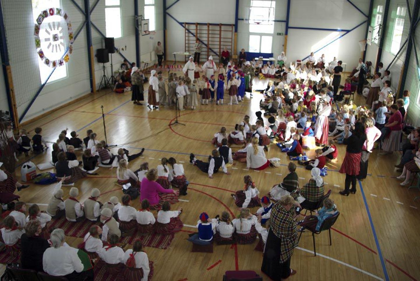 Lapsed 18 Mulgimaa algkoolist ja lasteaiast esitasid folklooripäeval lauldes, tantsides, näideldes, joonistades ja lugedes selgeks õpitud pärandlugusid.