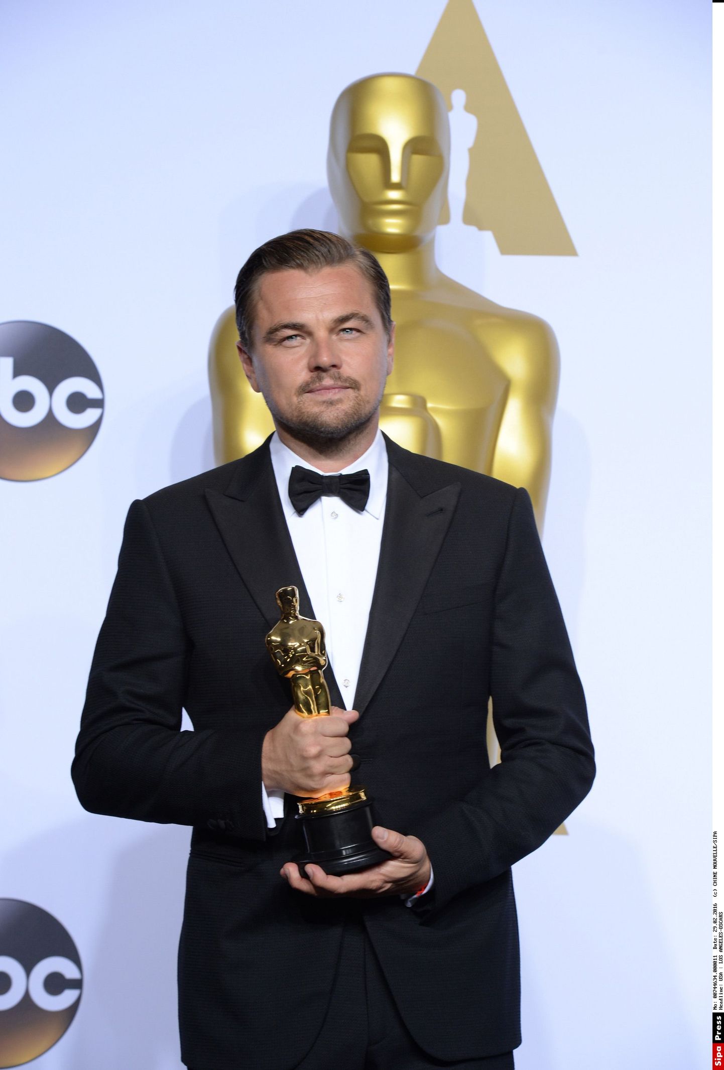Leonardo DiCaprio 2016. aastal Oscariga, mille ta sai rolli eest filmis «The Revenant» (Mees, kes jäi ellu)