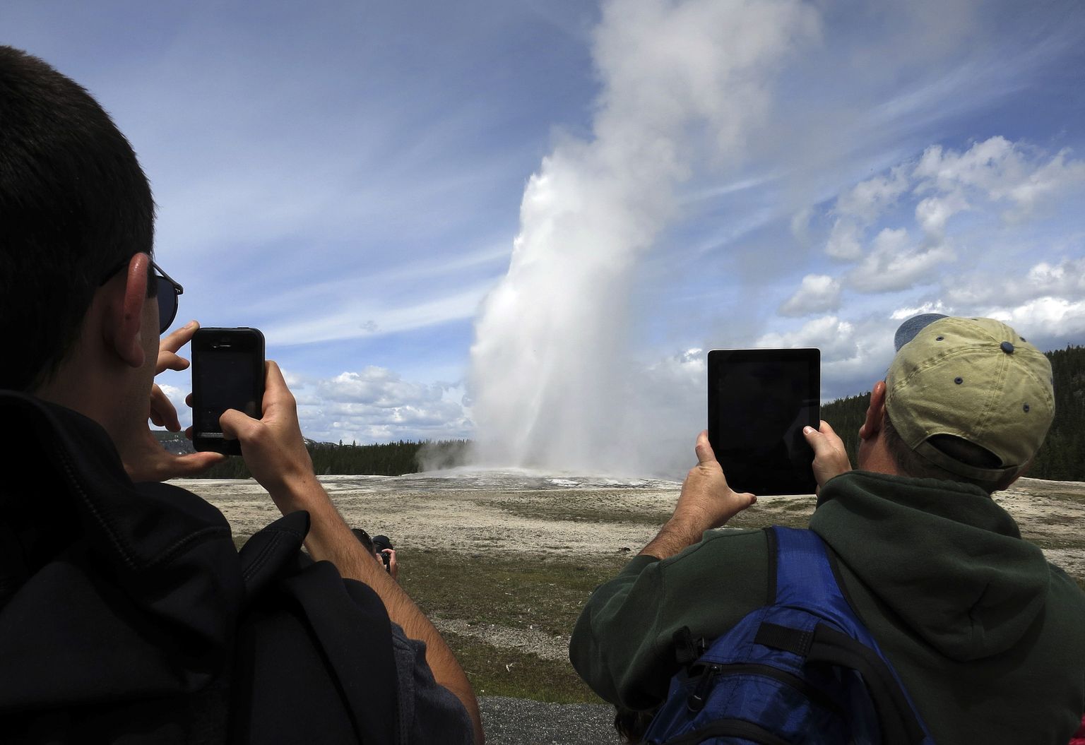Turistid jäädvustamas Yellowstone'i rahvuspargi kuulsaimat geisrit Old Faithfuli