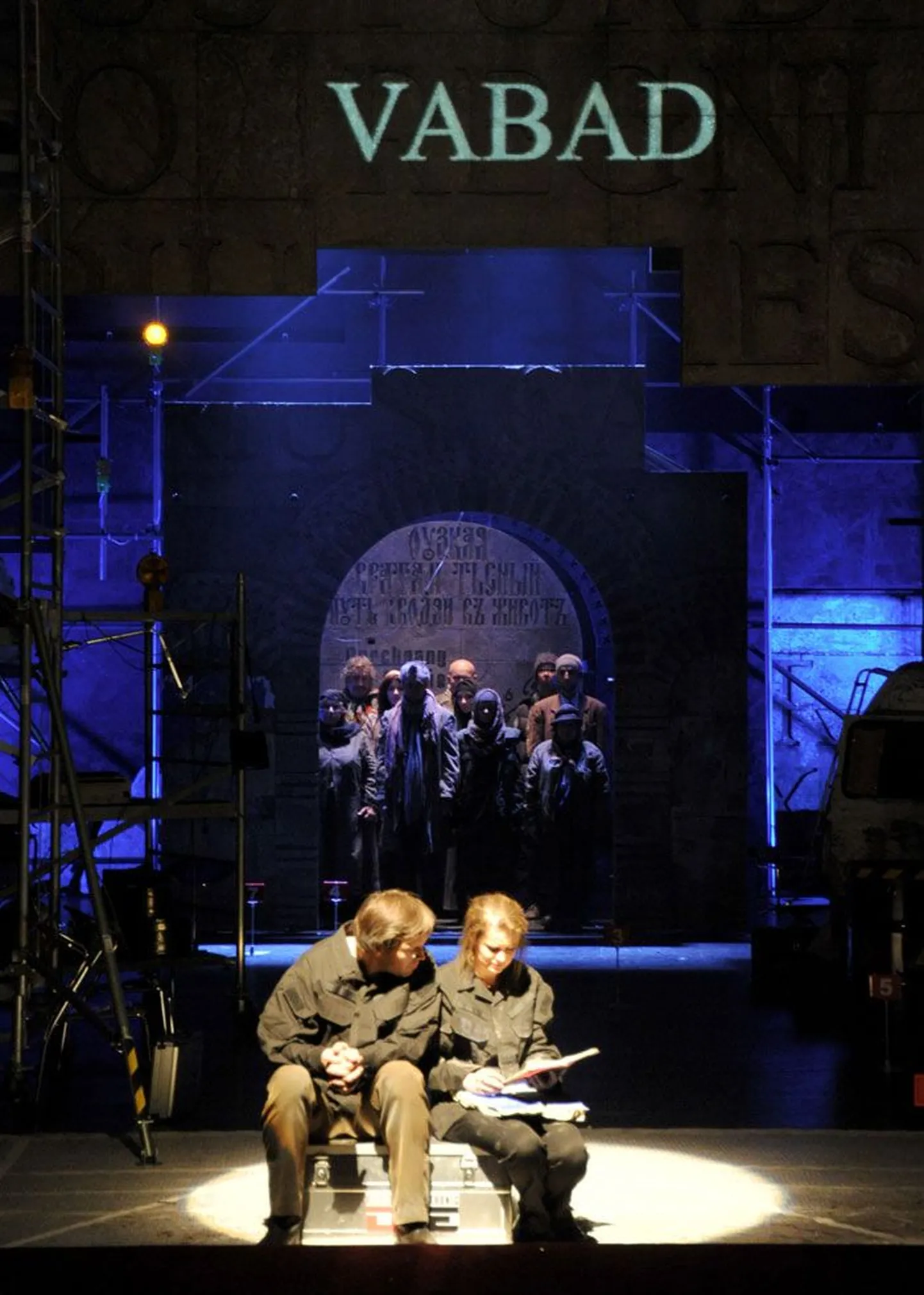 Mladen Kiselovi lavastus «Nelipühad» toob Eesti Draamateatri lavale uhke näitlejateansambli, esiplaanil istumas kandvaid rolle mängivad Harriet Toompere ja Mait Malmsten.