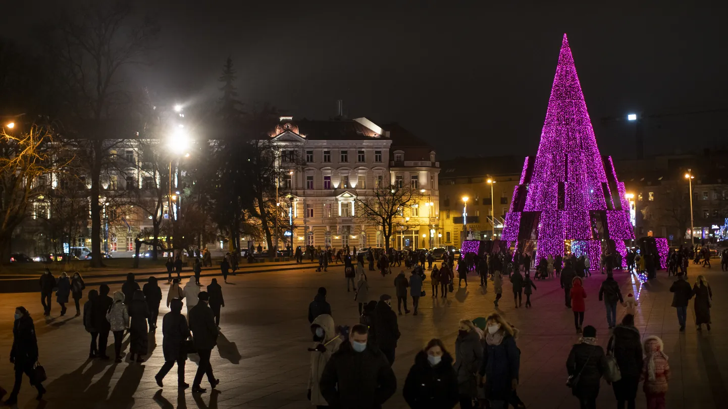 Inimesed Vilniuse jõulupuu juures.