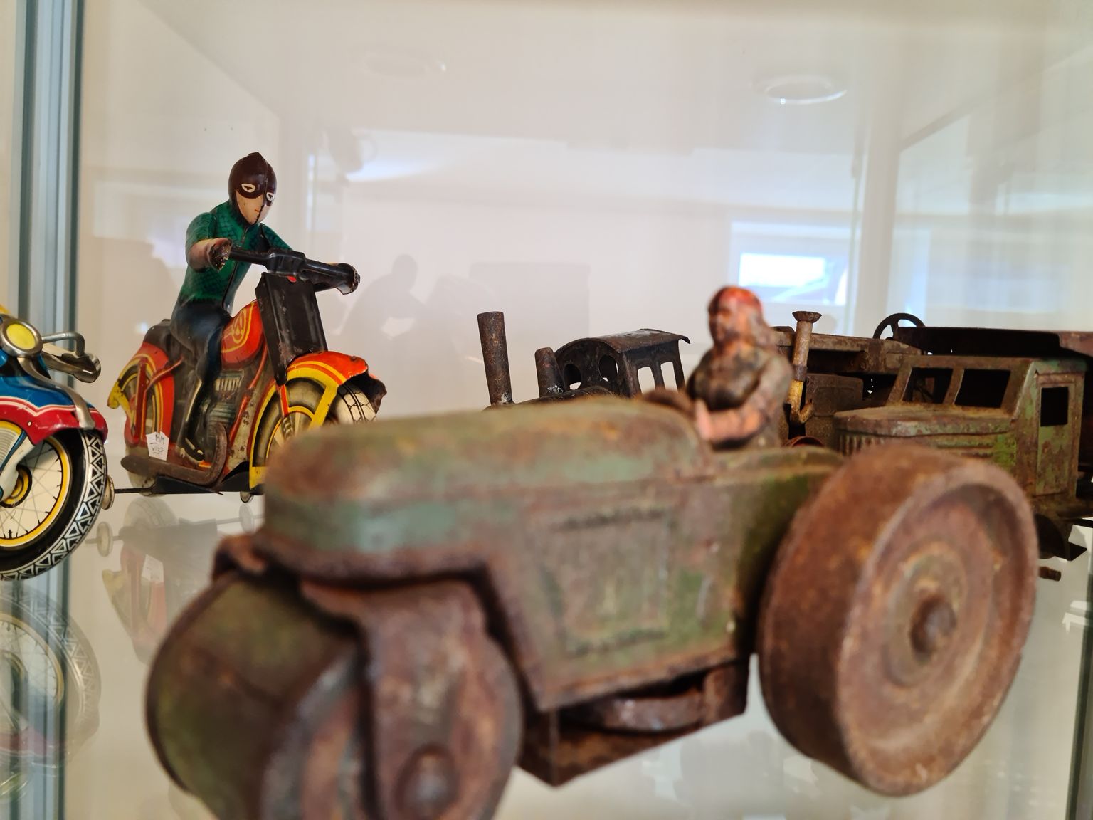 В автомобильной коллекции Хели Мянд 500 экспонатов, но в небольшом библиотечном зале разместилось около трехсот, в том числе мотоциклы, несколько поездов, автобусы, тракторы, даже луноходы середины прошлого века.