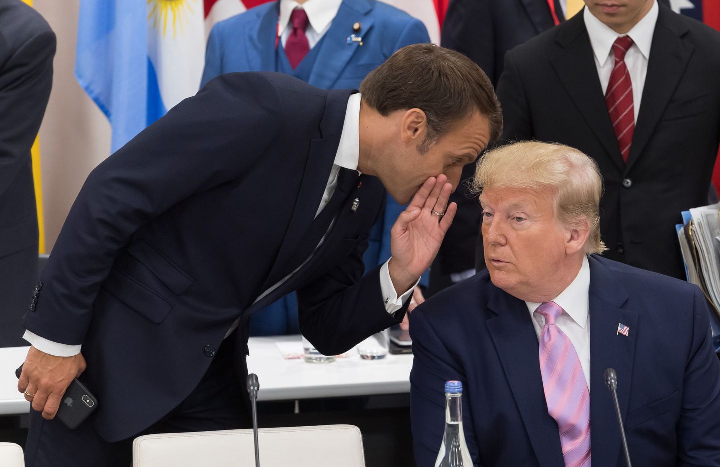 Prantsuse president Emmanuel Macron (vasakul) reedel Osakas G20 tippkohtumisel koos USA presidendi Donald Trumpiga.