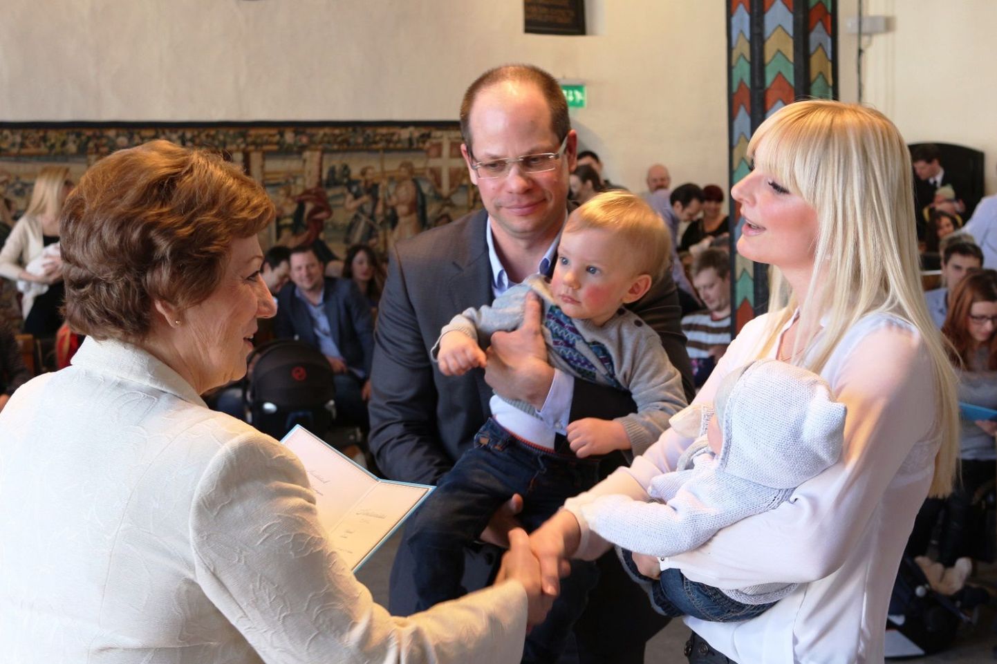 Abilinnapea Merike Martinson andis veebruaris ja märtsis sündinud laste vanematele kätte nimetunnistused.