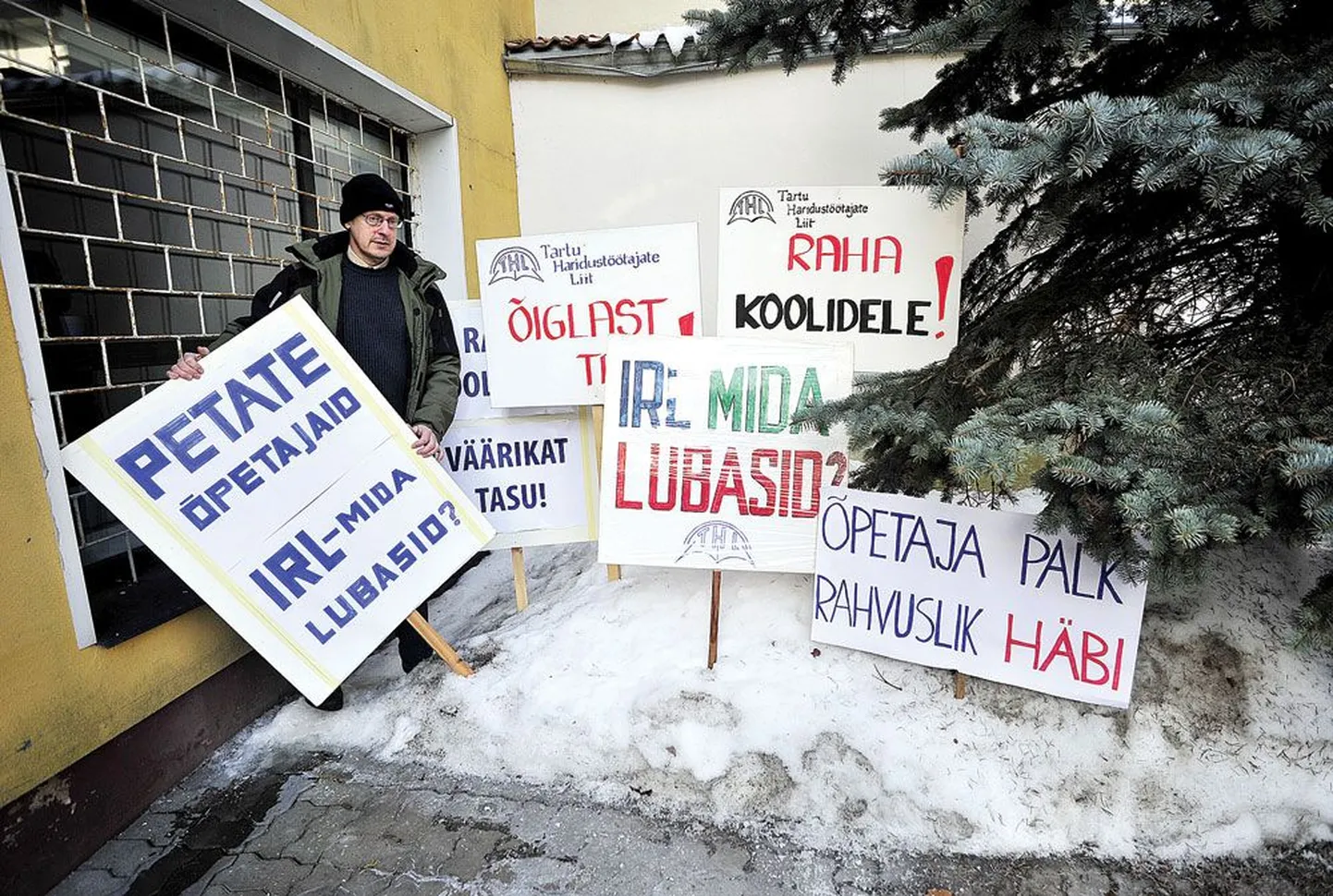 Kolmapäevaseks meeleavalduseks joonistatakse-kirjutatakse ka uusi plakateid, kuid Tartu Haridustöötajate Liidu juhi Kalle Kalda sõnul on neil laos olemas nii-öelda raudvara, mis käis oktoobris Toompeal ja võetakse ka homme haridusministeeriumi juurde kaasa.