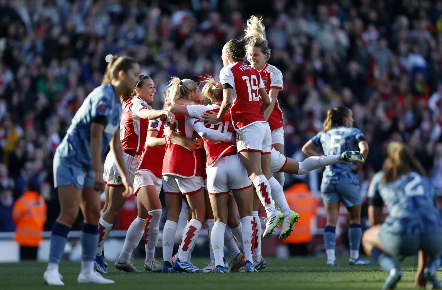 Londoni Arsenali naiskond väravat tähistamas.