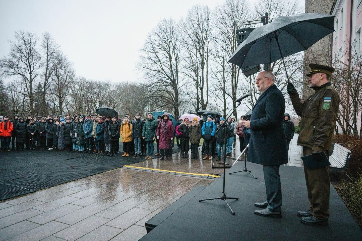 President Alar Karis ütles Eesti kirjanduse päeva pidulikul lipuheiskamisel Toomapeal, et me peame oma kultuuri ja loojaid hoidma.
