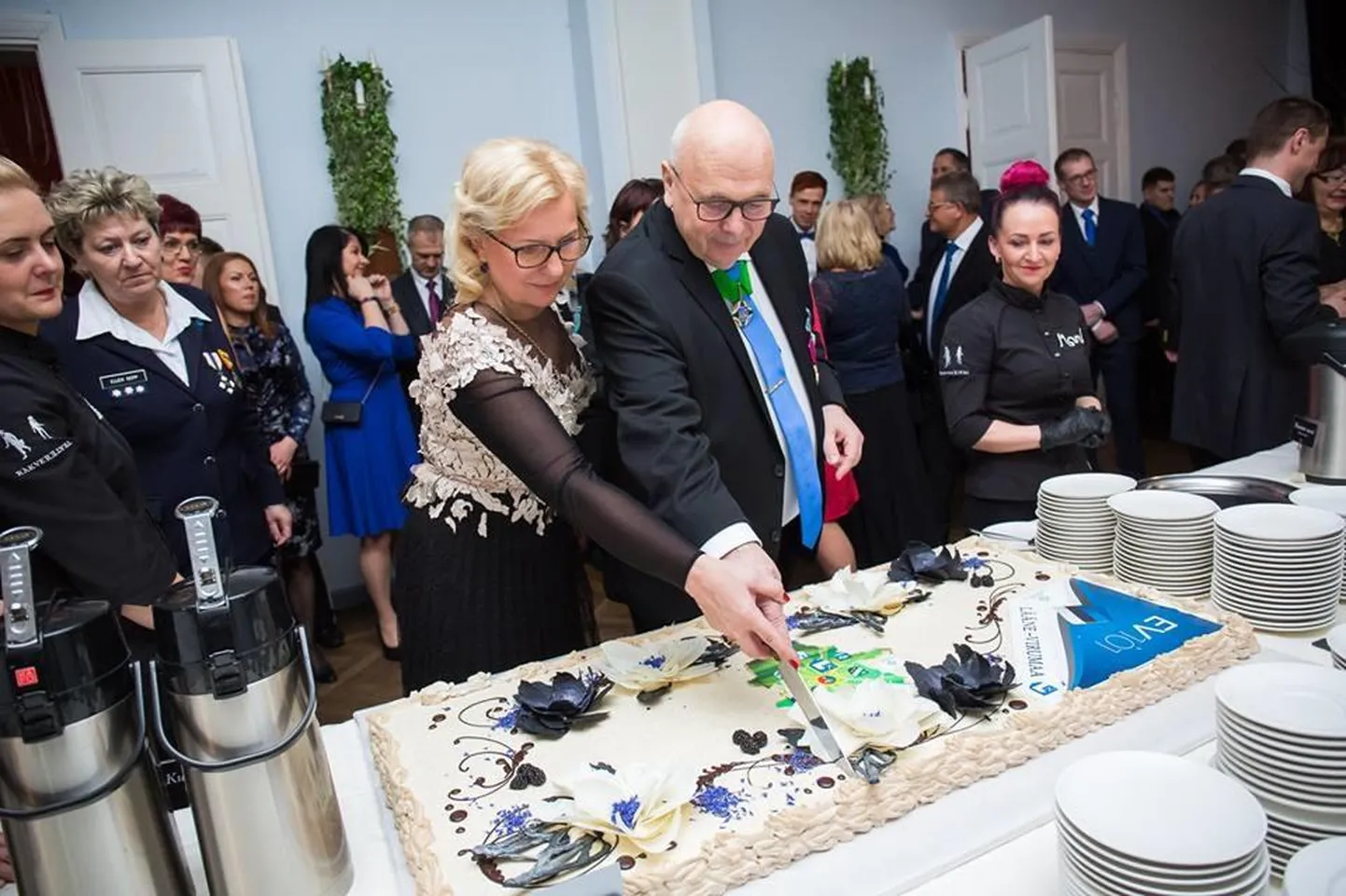 Eesti vabariigi aastapäeva puhul korraldatud vastuvõtul Viru-Nigula vallas premeerib vallajuht Einar Vallbaum silmapaistvaid ja tublisid kohalikke inimesi.