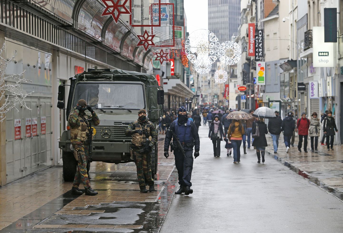 Военные патрулируют улицы Брюсселя.