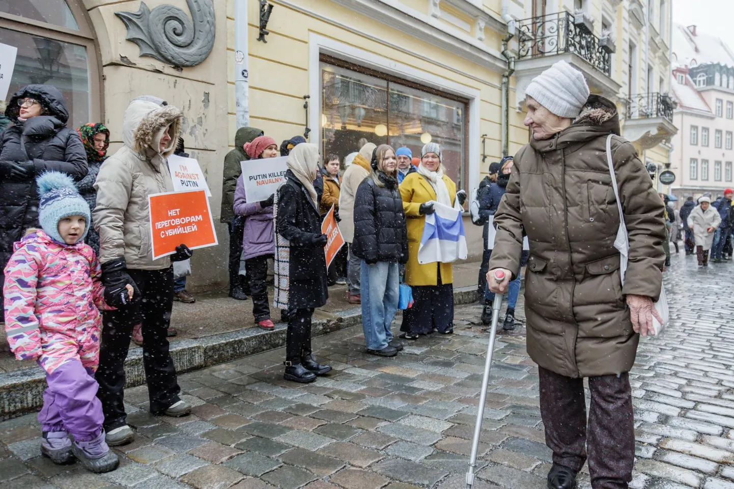 Venemaale presidendi valimise päev tõi rahva Vene saatkonna ette Putini-vastasele meeleavaldusele.