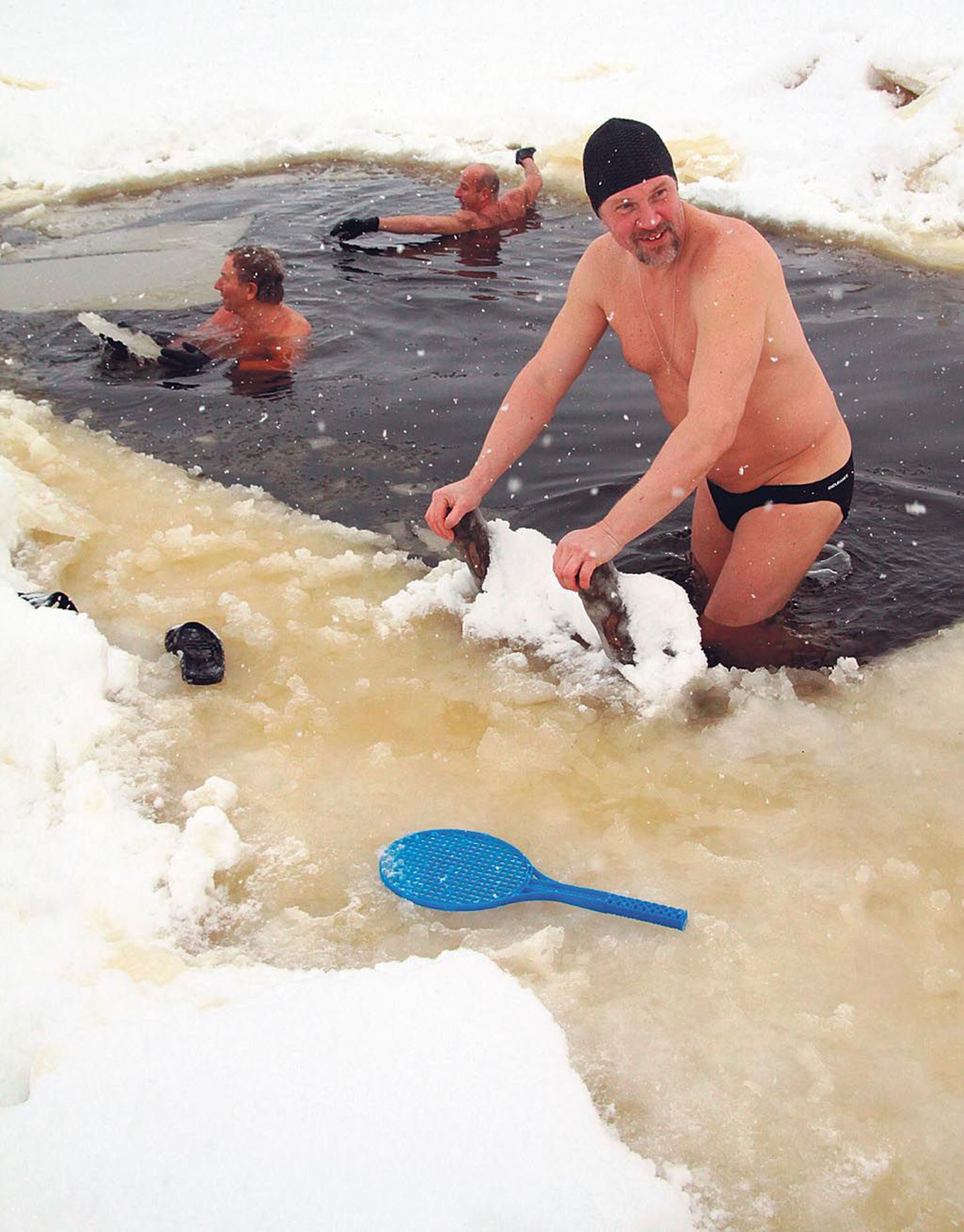 Et jääfestivali ajal lõhutakse Pärnu jõkke jääauk, meeldib väga talisuplejatele, kes tahavad kasutada võimalust näitamaks, et suvepealinnas saab supelda talvelgi.