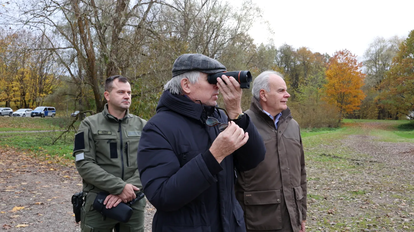 Abipolitseinik Janno Truup (vasakult) ning Tartu Rotary klubi esimene sekretär Jaanus Kriisk ja president Arvi Vask katsetasid dendropargis soojuskaamerat, mille klubi kinkis Lõuna prefektuuri abipolitseinikele.