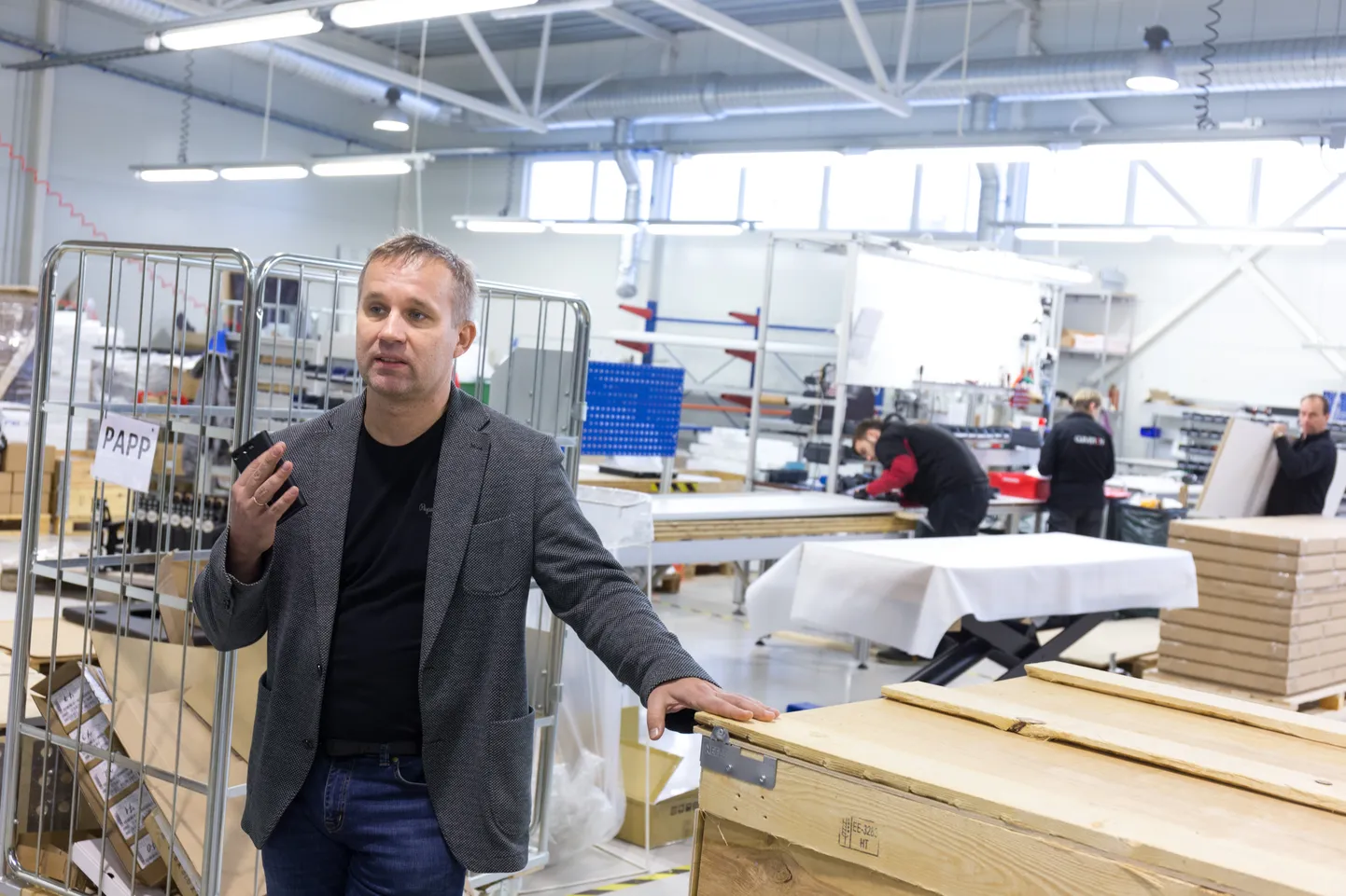 Cleveroni juht Arno Kütt Viljandi külje all asuvas pakiautomaatide koostetehases.