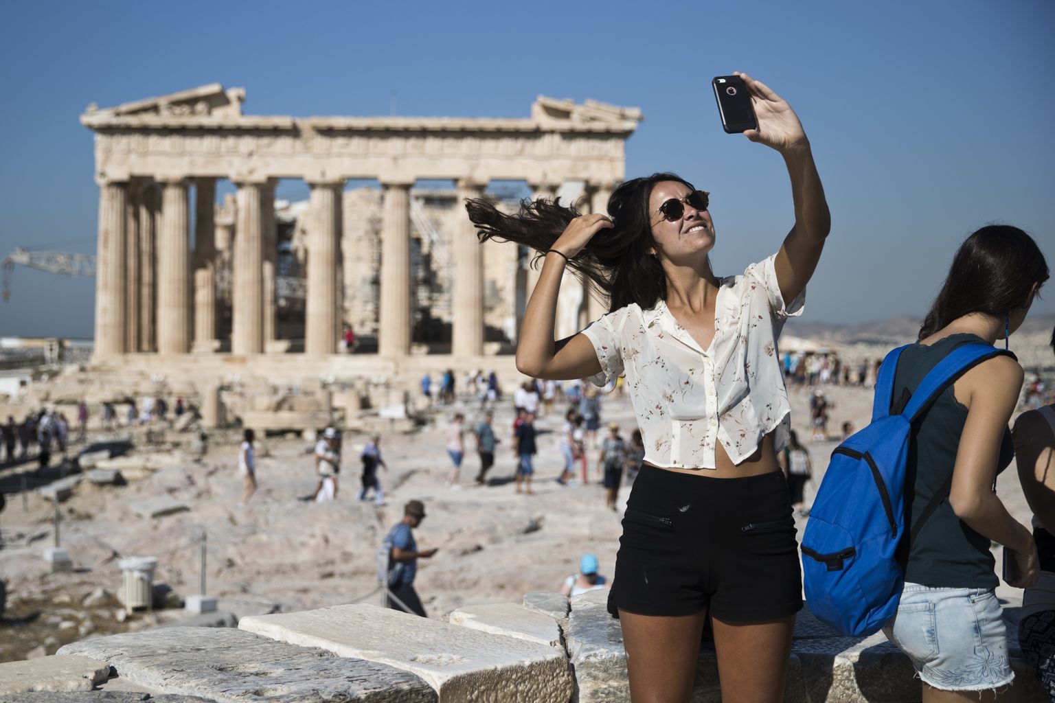 Rekordarv välisturiste, keda näeb tihti ka Ateena Akropolise taustal pilti tegemas, on andnud oma osa majanduskriisist taastuva Kreeka majandusse.