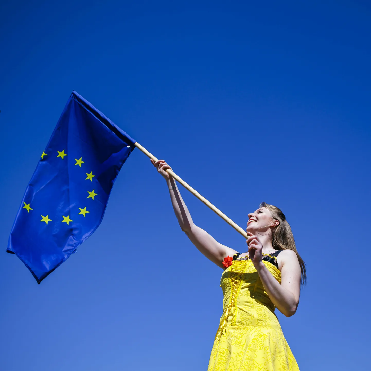 Naine Euroopa Liidu lipuga.