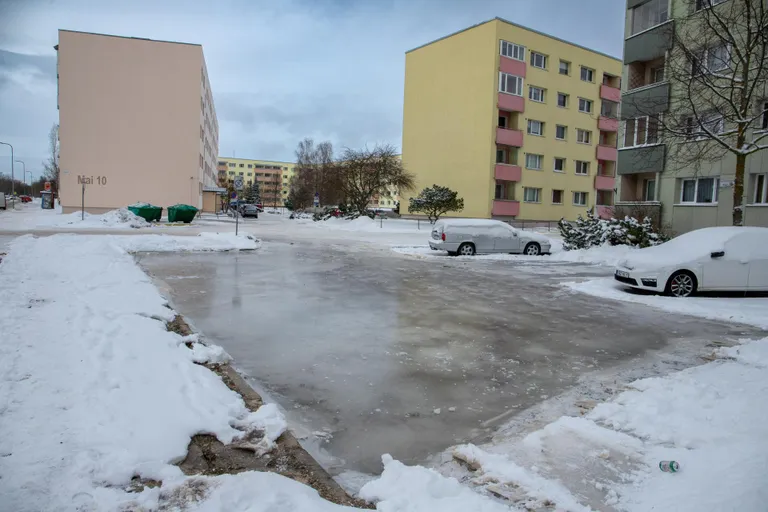 Kortermaja parklast sai lekke järel liuväli.