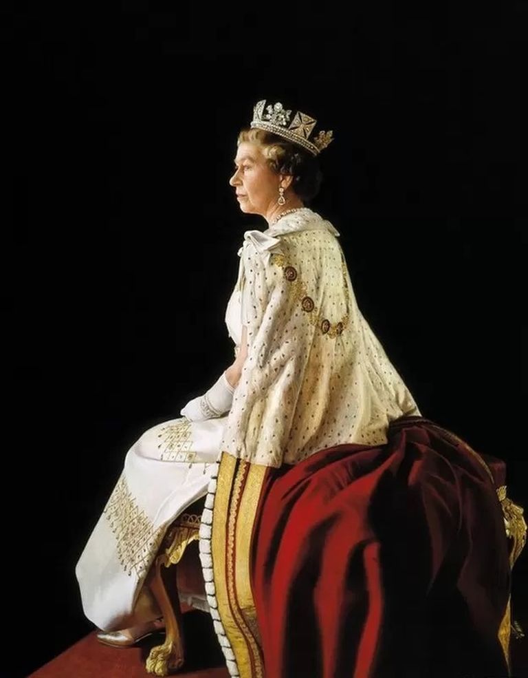 Портрет королевы Елизаветы II работы придворного художника Ричарда Стоуна
