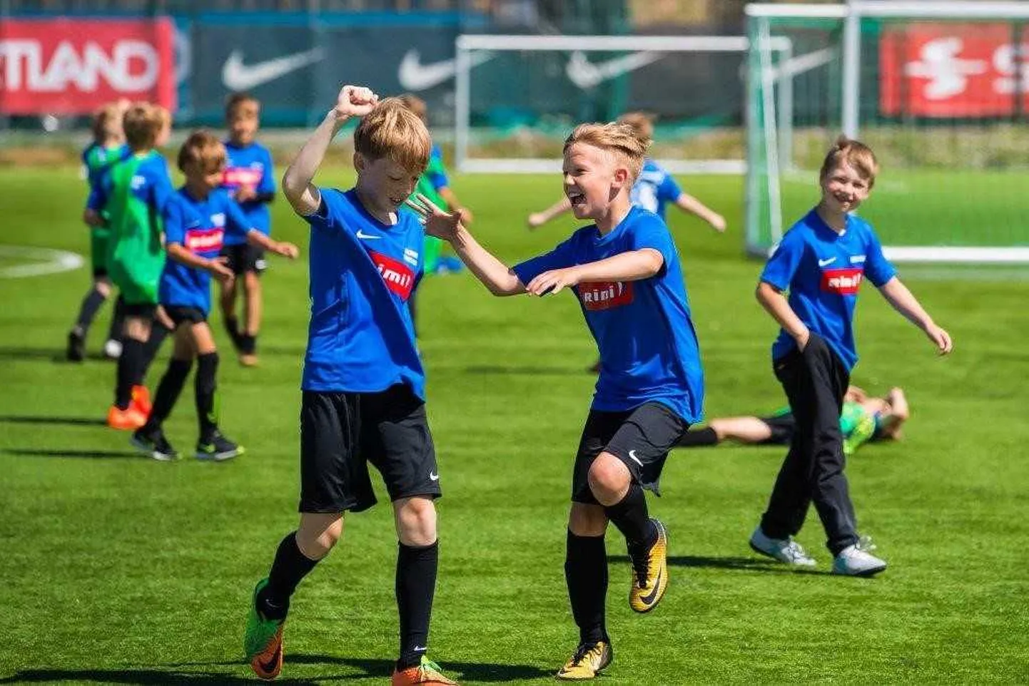 Noored jalgpalli suvelaagri osavõtjad.
