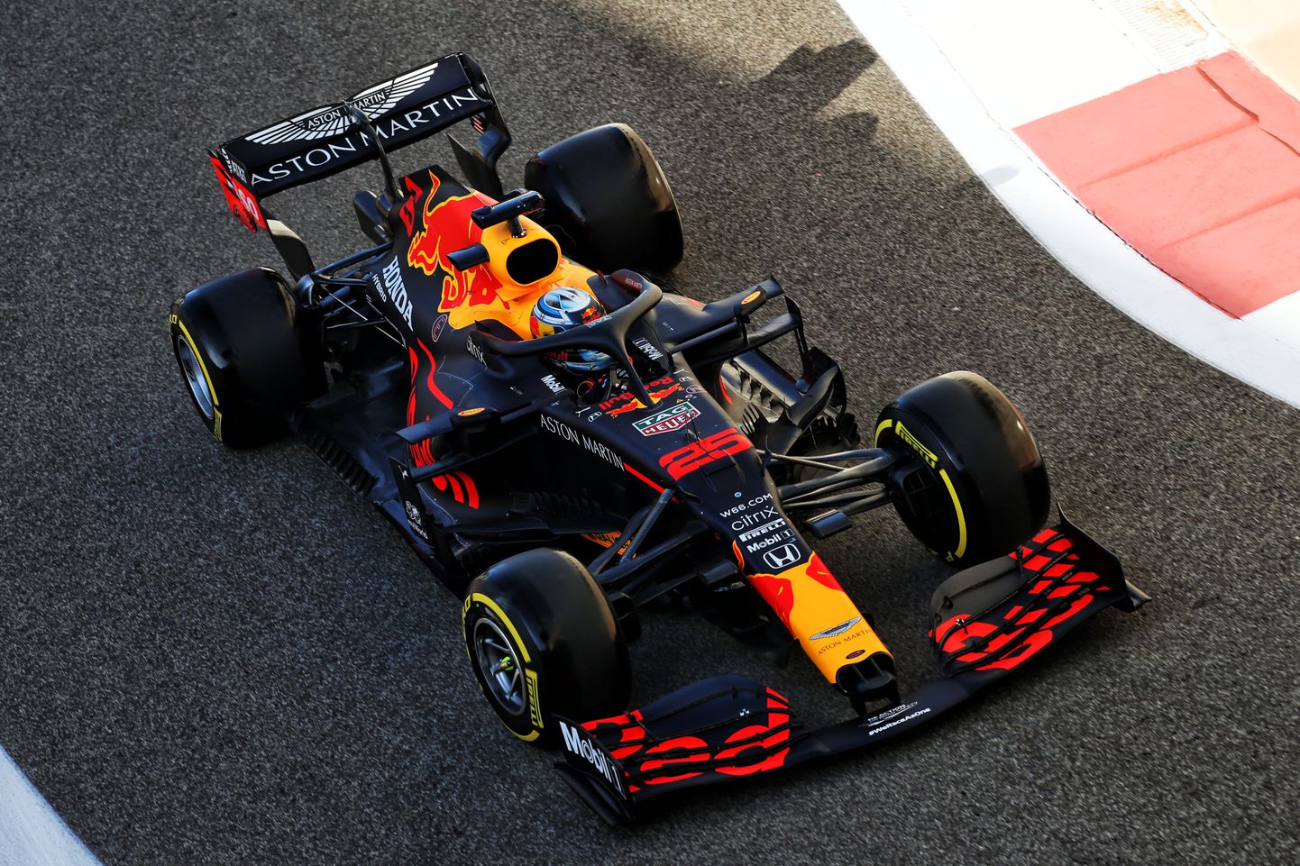 Jüri Vips sõitmas Red Bull Racing RB16 F1-autoga Abu Dhabis, Yas Marina ringrajal.