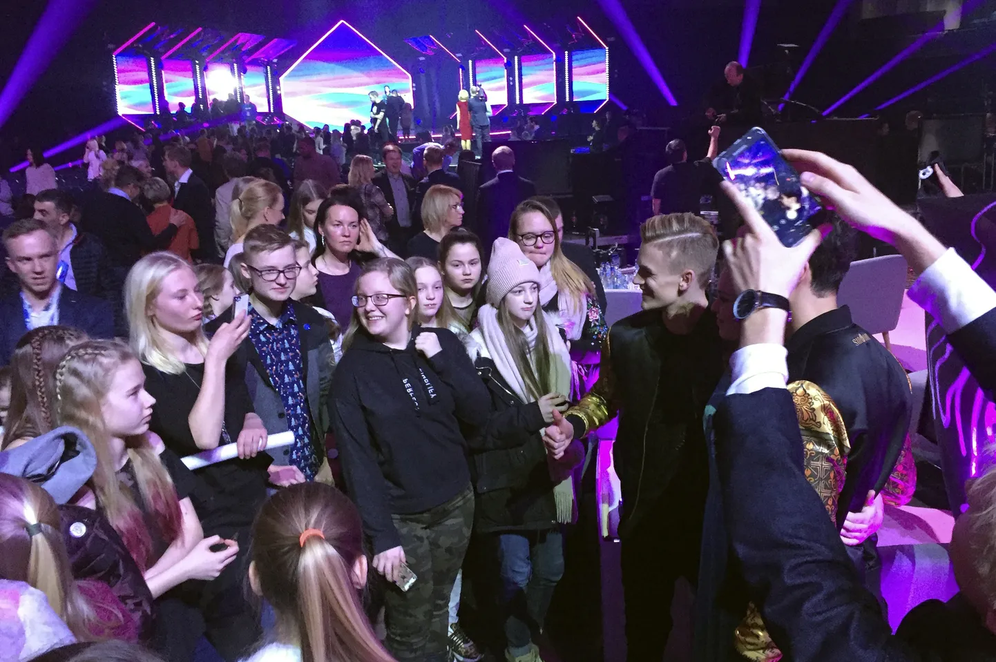 Pärast seda, kui «Eesti laulu» teleülekanne oli lõppenud, ümbritsesid Vajéd kümned fännid, kes tahtsid Hans Noormetsa ja Stefan Airapetjaniga pilti teha ning neilt autogrammi küsida.