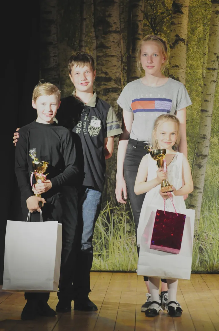 Värska tantsulaps 2018 Andris-Robin Talumees ja Aveliisa Savik said rändkarikad senistelt tiitliomanikelt Rain Operilt ja Maribell Ainikilt.