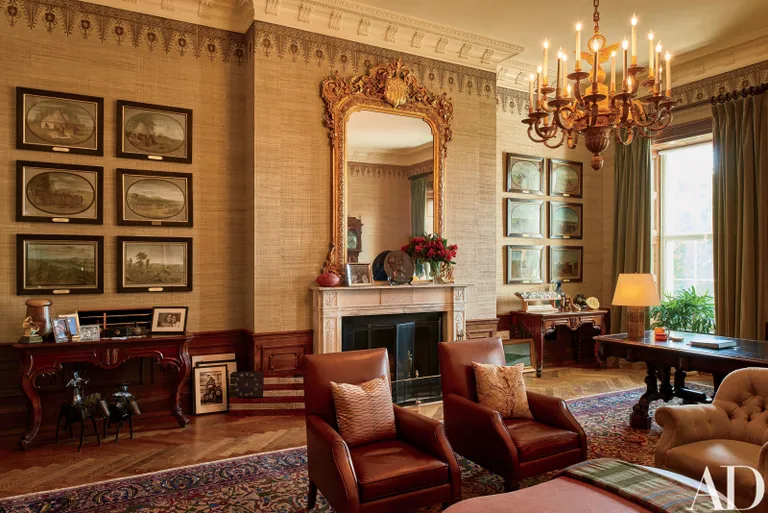 The Treaty Room ehk lepingute tuba on täis erinevaid mälestusesemeid. Nende hulgas on president Obama kaks Grammy auhinda, perepildid ja isiklik jalgpall. Toas on laud, mis on Valges Majas olnud alates 1869. aastast. 

Tegemist on toaga, kus Obama sageli õhtuti lõõgastuda armastab.