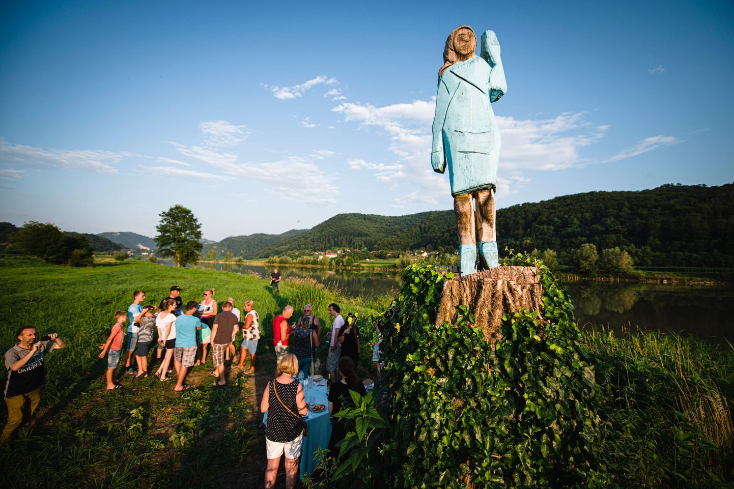 Inimesed on tulnud vaatama USA esileedi Melania Trumpi kuju tema kodulinna Sevnica lähedal Sloveenias.
