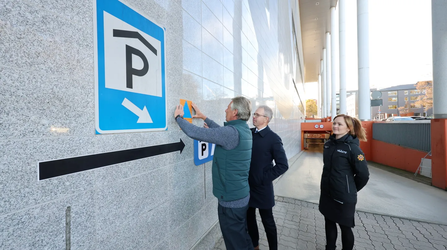 Tartu kaubamaja maa-alusesse parklasse viiva tunneli seinal on nüüd avaliku varjumiskoha märk, mida ühelgi teisel Lõuna-Eesti eraettevõtte hoonel veel pole. Selle paigaldasid sinna kaubamaja haldusjuht Gunnar Mäll, Tartu abilinnapea Meelis Leidt ja lõuna päästekeskuse varjumiskohtade nõunik Maarja-Liis Laprik.