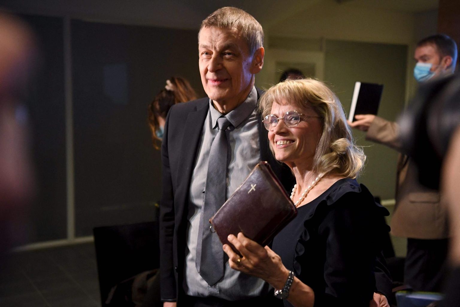 Vähemusrühma vastu viha õhutamises süüdistatud poliitik Päivi Räsänen saabus koos abikaasa Niiloga esmaspäeval Helsingi ringkonnakohtusse piiblit käes hoides. 