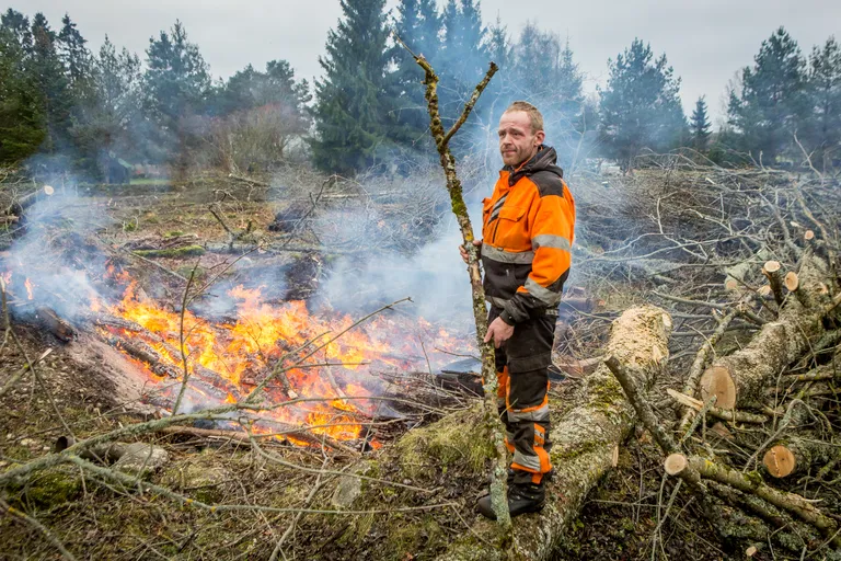 KODU KAUNIKS: Aleksander Õun teeb kõvasti metsa ja loodab Kahutsi külla tulevikus elama tulla.