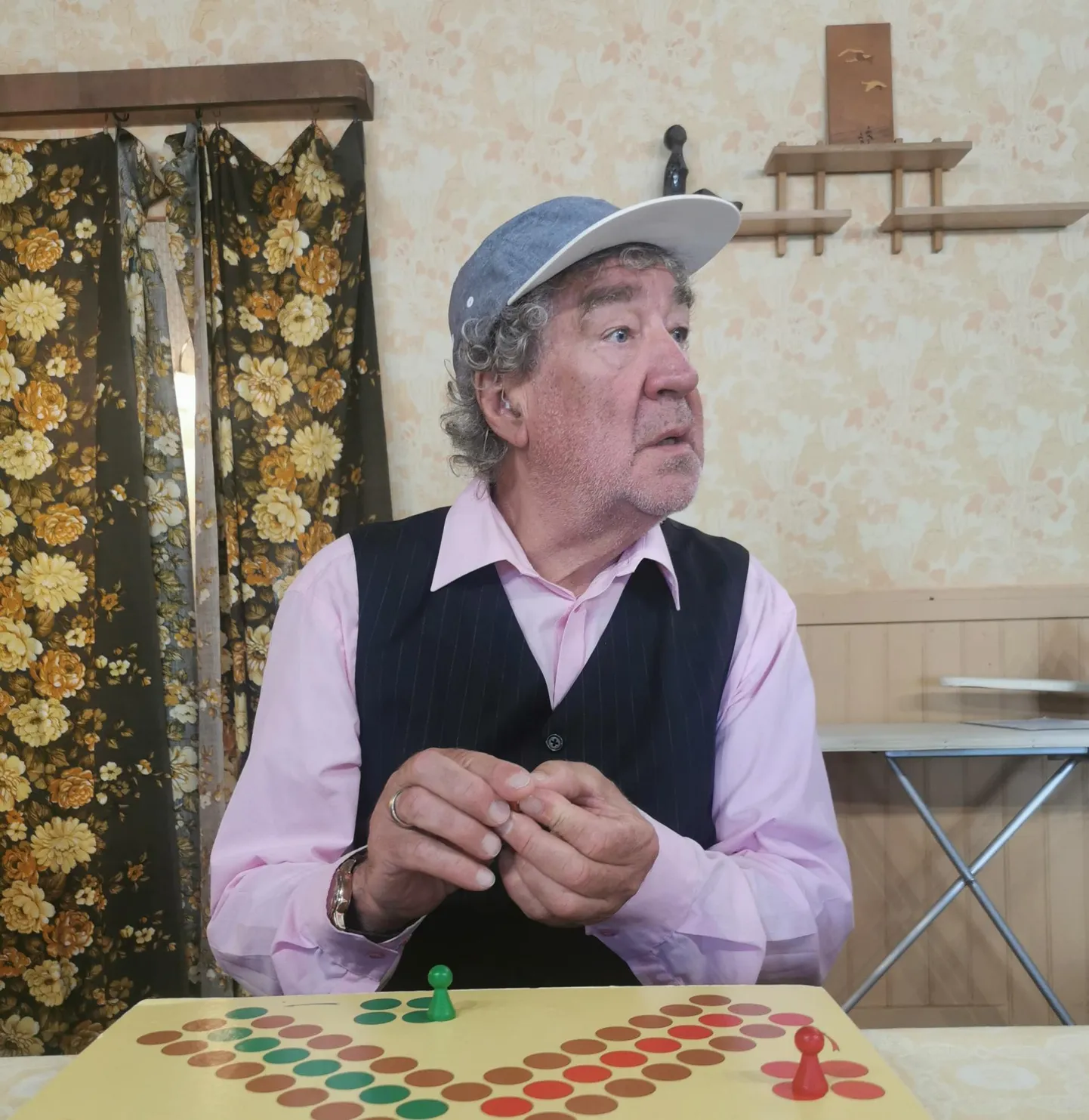 Guido Kangur (Paul) osaleb Pärnu Suveteatris esimest korda, aga sulandub mängu nõnda sujuvalt, nagu olekski ta alati ses kodus elanud.